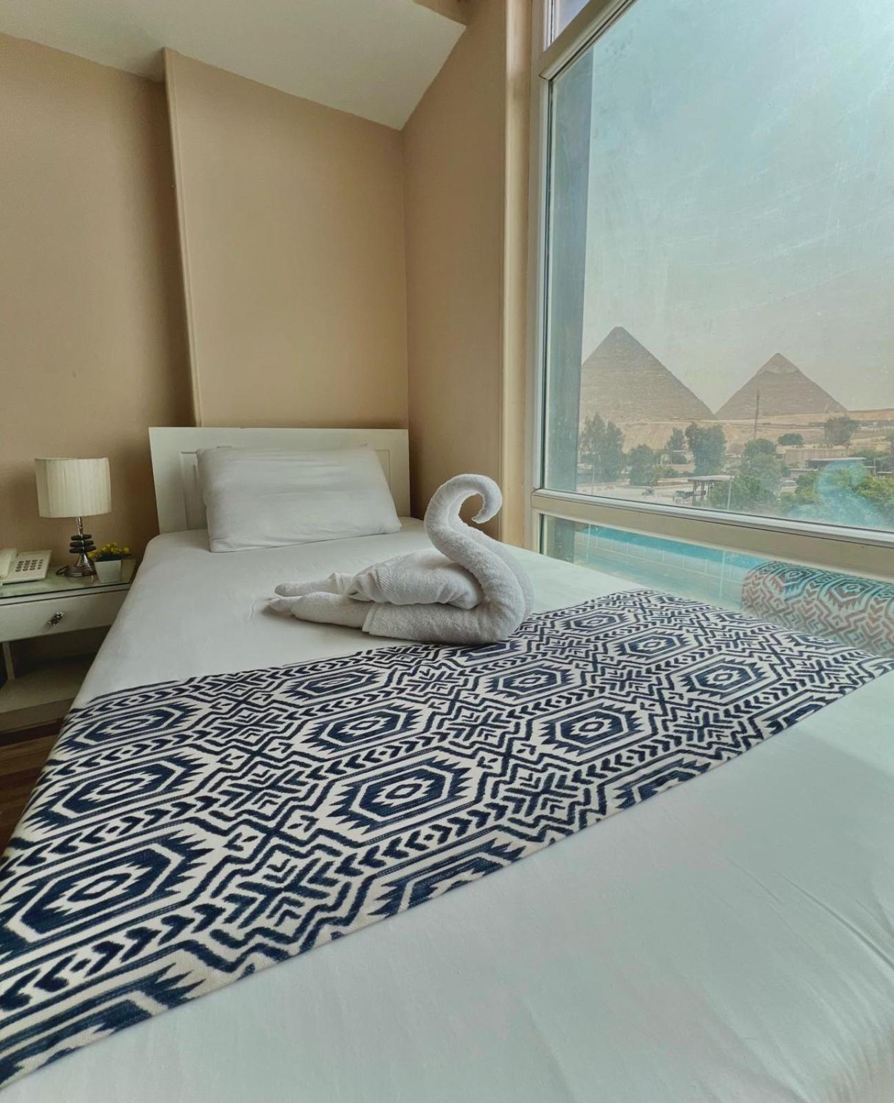 Turquoise Pyramids & Grand Egyptian Museum View Hotel Kafrat al Jabal ภายนอก รูปภาพ